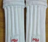 White coloured cricket pads for upto 10 years old